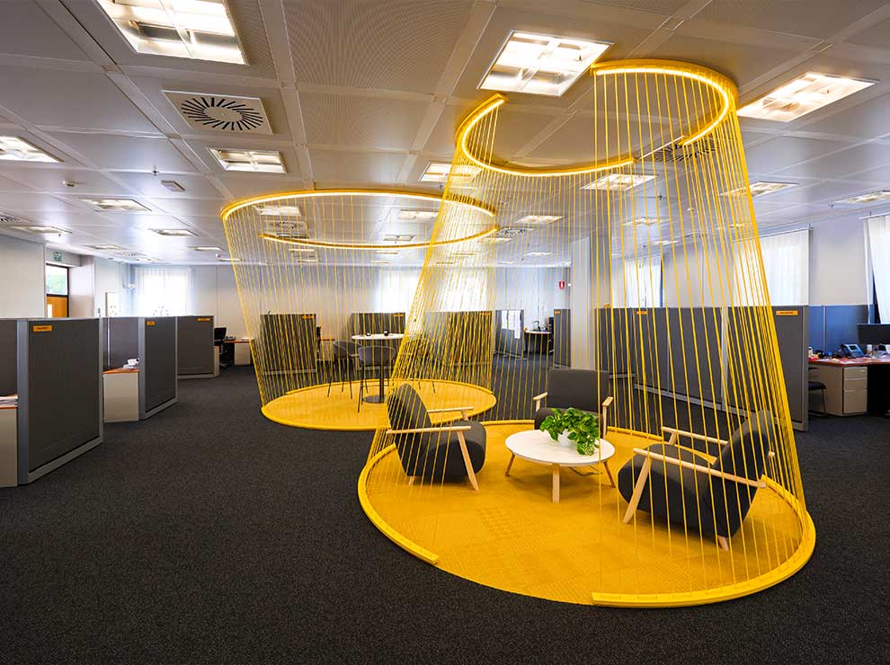 Interiorismo de oficinas amarillo y gris oscuro.