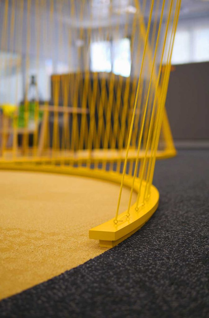 Diseño de suelo gris y amarillo para oficina Caterpillar