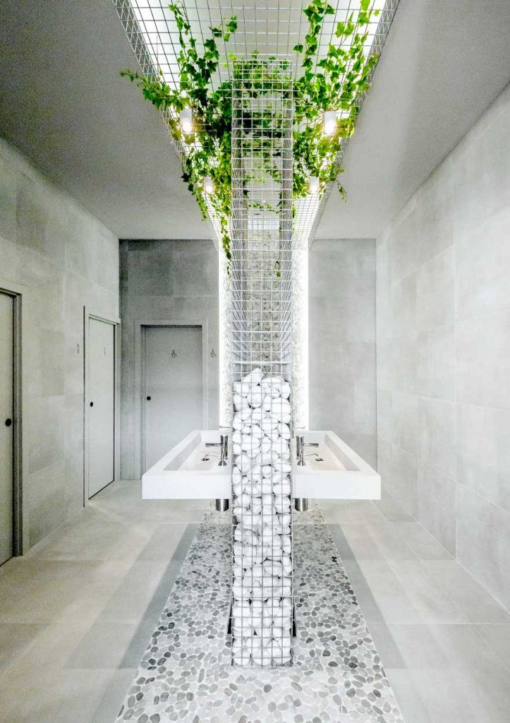 Interiorismo de baño con gabión de piedra en Caterpillar Málaga