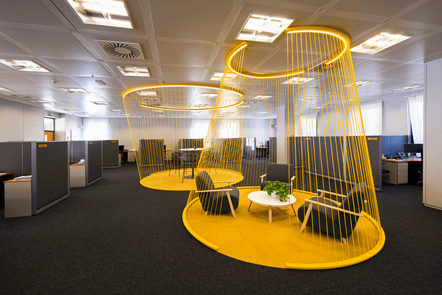 Diseño del espacio central en oficinas de Caterpillar