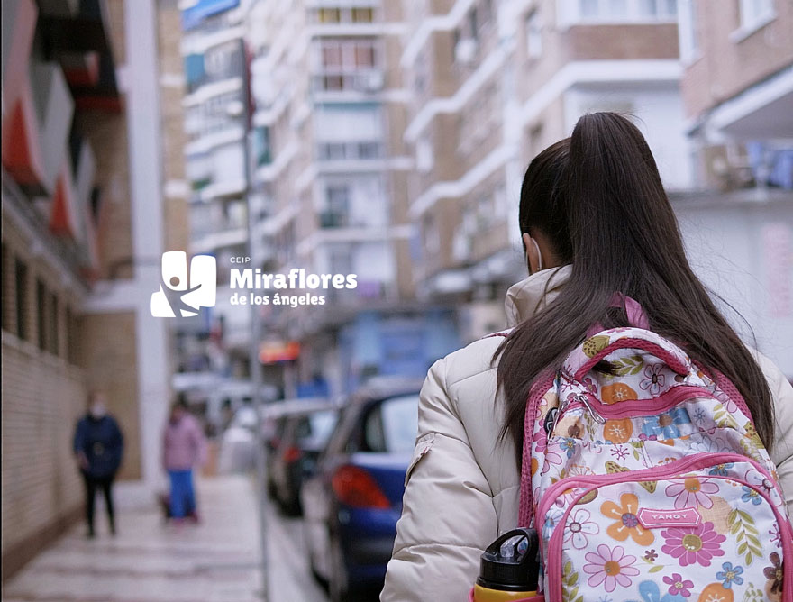 alumna llegando al colegio Miraflores en Málaga