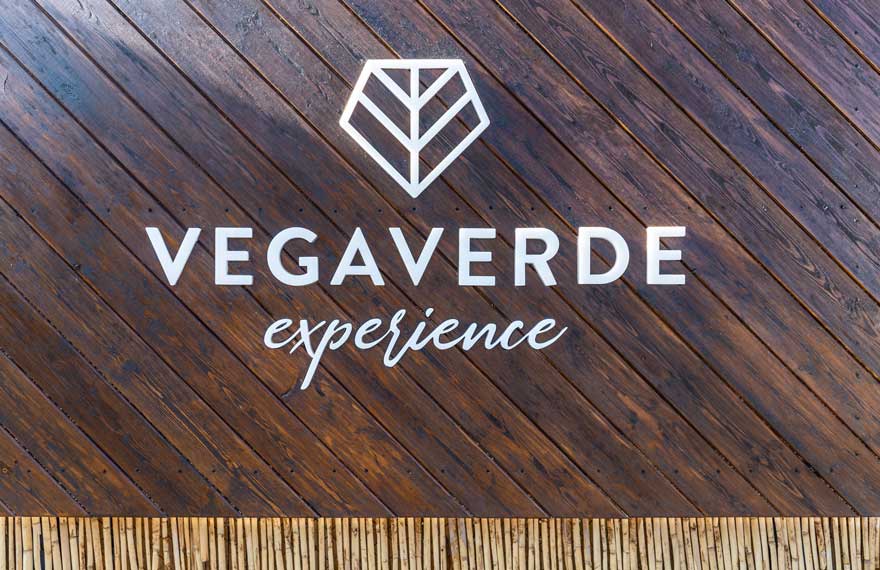 cartel corporativo para acceso a Vegaverde Experience