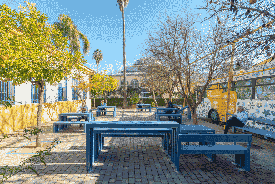 mobiliario urbano accesible azul en uso