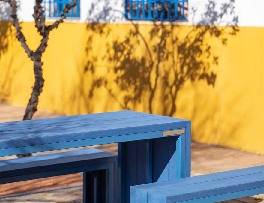 mobiliario urbano accesible color azul en Córdoba