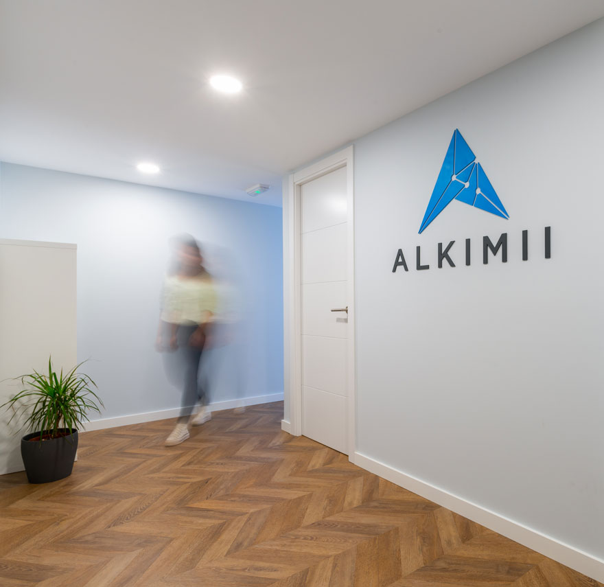 logotipo corpóreo de Alkimii en el recibidor