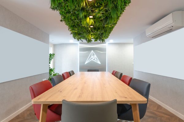 sala de reuniones de la oficina híbrida de Alkimii