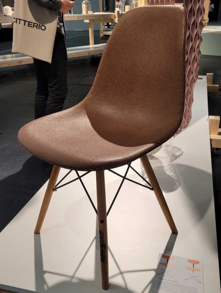 silla con asiento de corcho compactado en Orgatec