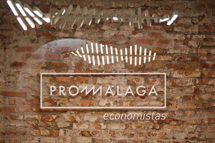 logotipo en metacrilato de Promálaga Economistas