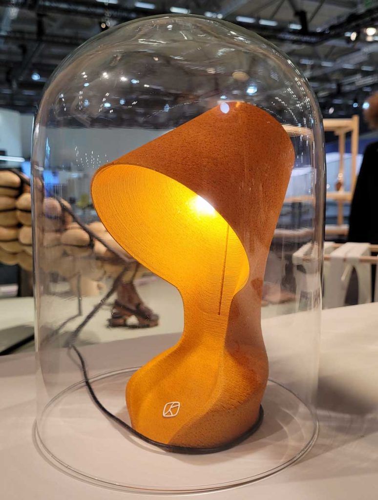 lámpara de cáscaras de naranja en Orgatec 2022