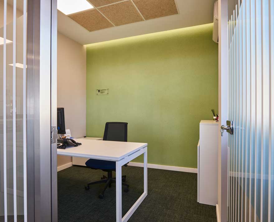 interiorismo de sala de reunión con pared verde