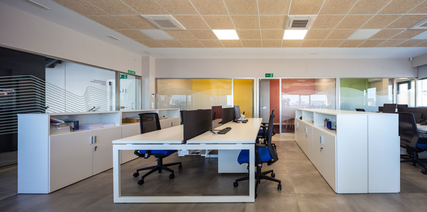 Espacio de trabajo abierto en oficina de Almería