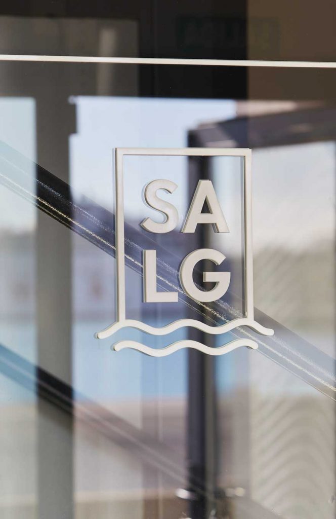 Logotipo corpóreo de metacrilato blanco para SALG