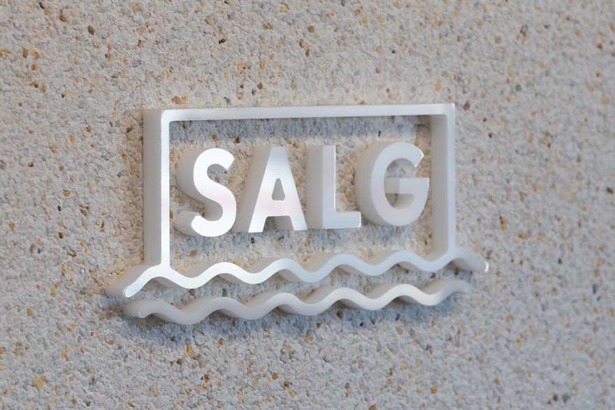 Logotipo corpóreo blanco de SALG