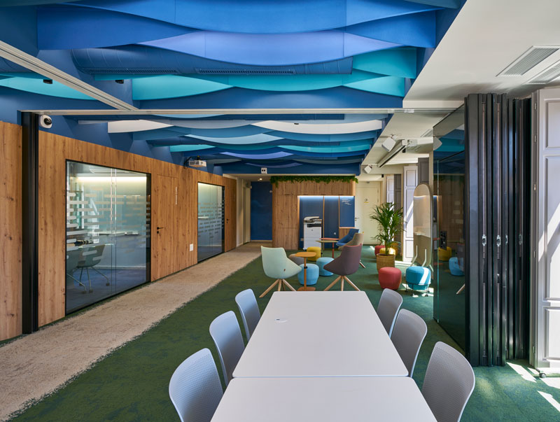 Interiorismo moderno, colorido y funcional para una oficina tecnologica e inspiradora.