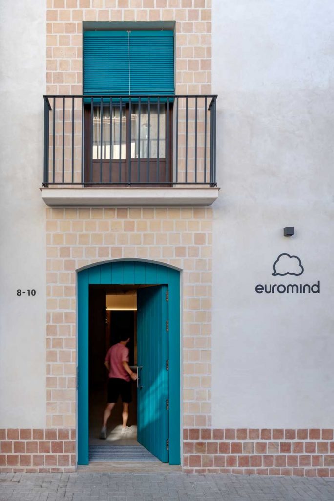 fachada de acceso a residencia en Malaga