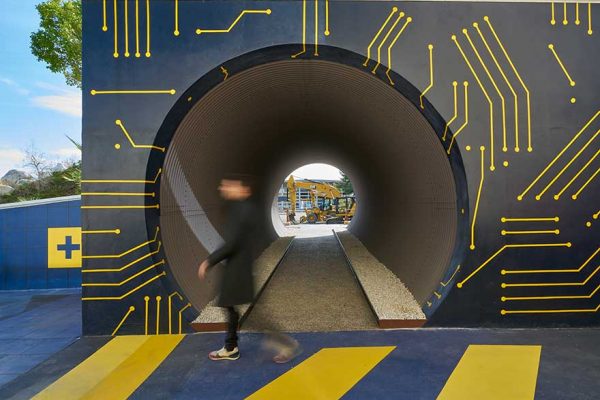 grafiti tecnológico en el acceso al túnel