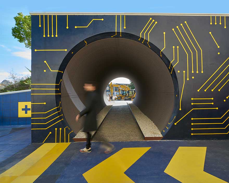 grafiti tecnológico en el acceso al túnel