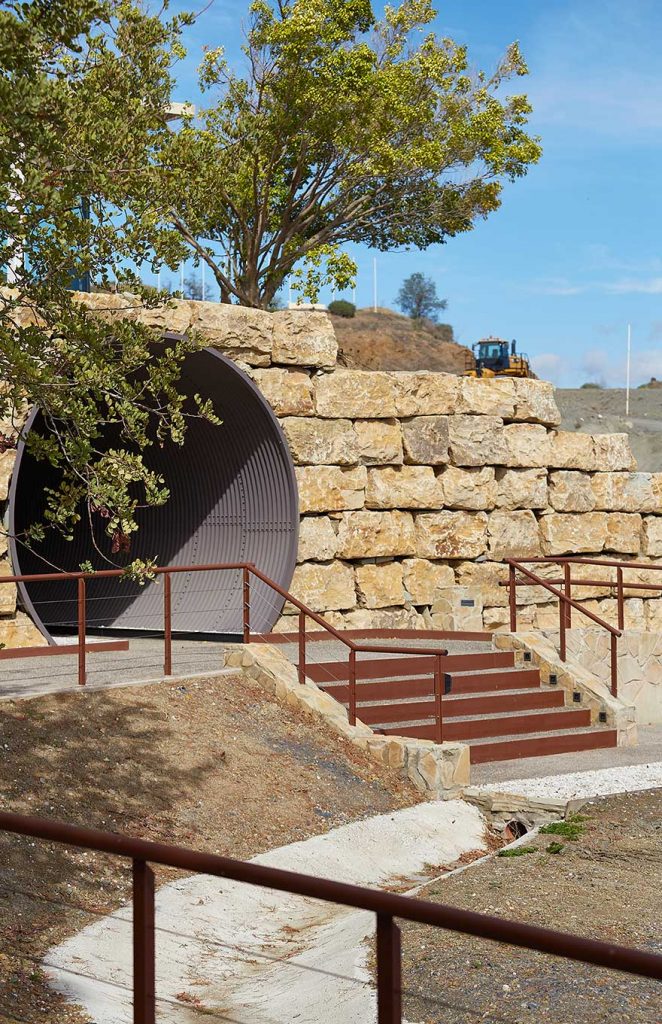 acceso a túnel en escollera