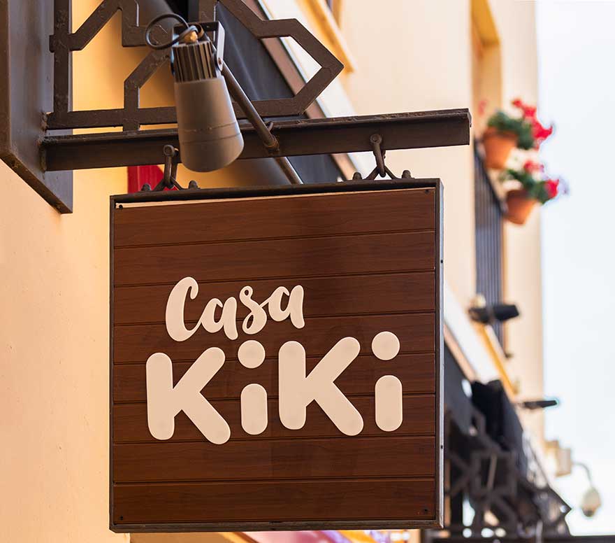 banderola con logo de Casa Kiki