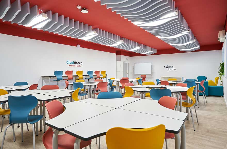 vista general del diseño de aula ateca con mobiliario flexible en Málaga