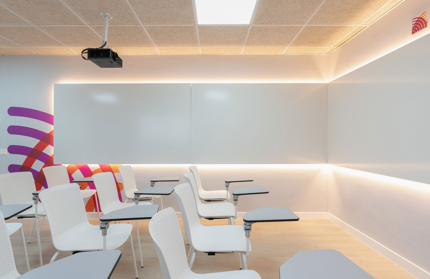 diseno de sala de formación para Cementos Capa